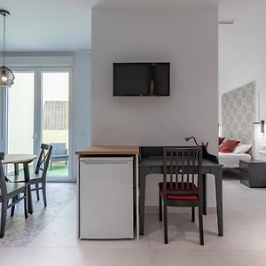 Chic & Comfortable Apartment, Private Terrace